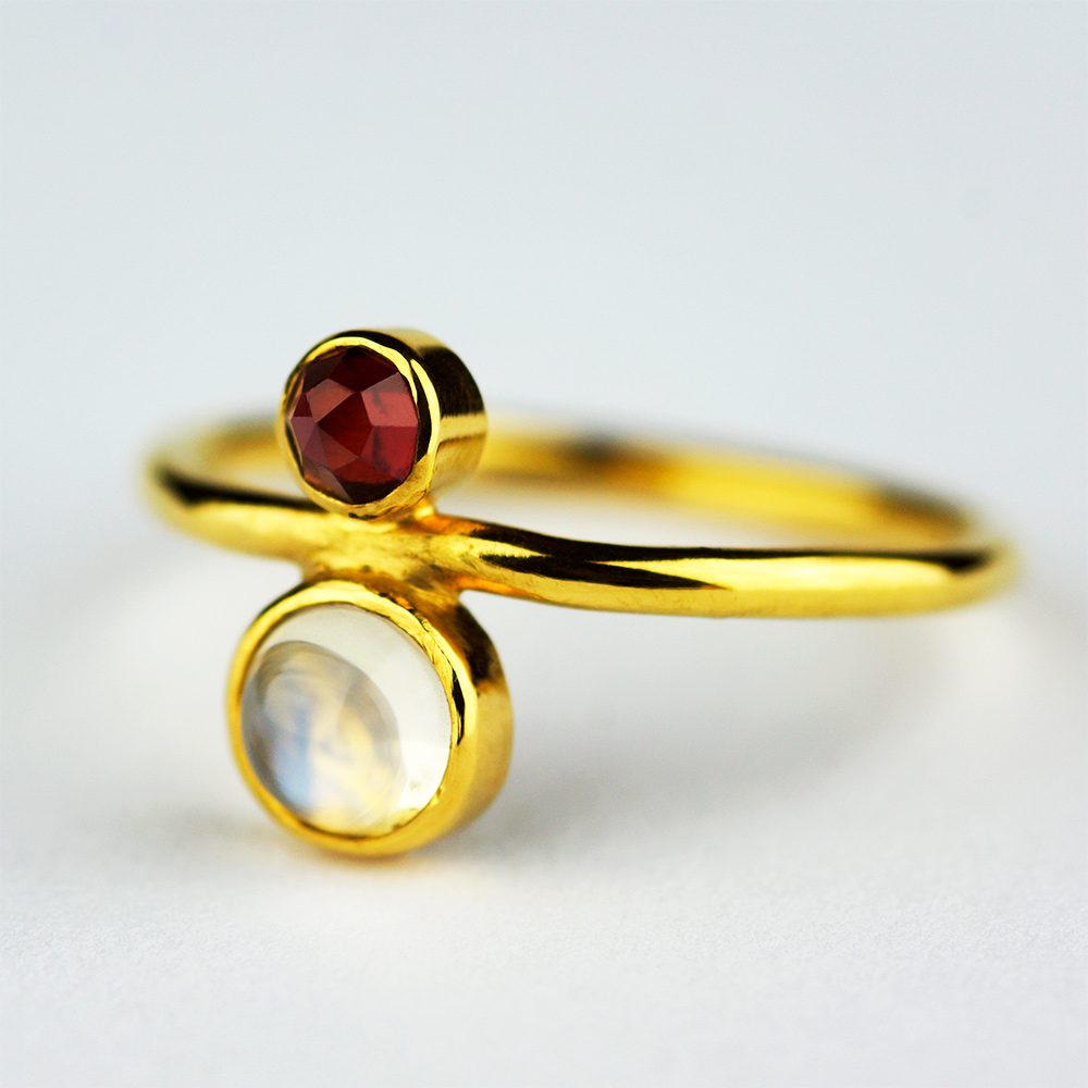 Fine Ring with Moonstone and Garnet